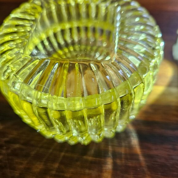 VINTAGE YELLOW GLASS COVERED DISH FOR JEWELRY OR WHAT NOT PRETTY YELLOW COLOR - Picture 2 of 6